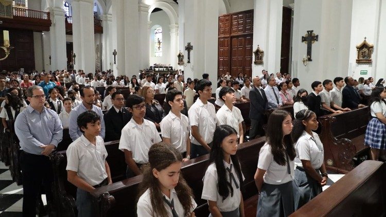 Según el Hno. Francisco Velázquez, director general del Colegio La Salle, la firma de este convenio es un compromiso como docentes e Iglesia a través de la educación católica de cuidar, prevenir y fomentar el respeto hacia los menores de edad. (Foto: Arquidiócesis de Panamá)