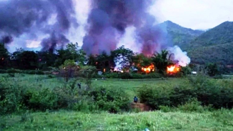 Brennendes Dorf, das überwiegend von christlichen Kuki bewohnt wird. © KIRCHE IN NOT