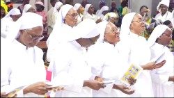 Sœurs Servantes de Marie de Douala au cours de la célébration des jubilés et vœux perpétuels de 8 membres, samedi 19 août 2023 en la cathédrale de Saints Apôtres Pierre et Paul de Douala