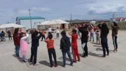 Grupa dzieci spotykających się przy kościele, Mongolia