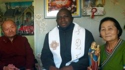 Padre James Mate em momento de descontração com a comunidade