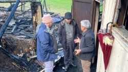 Imagen de archivo de la visita del obispo auxiliar de Concepción a la capilla Santa María del Camino en Cañete, objeto de un ataque incendiario