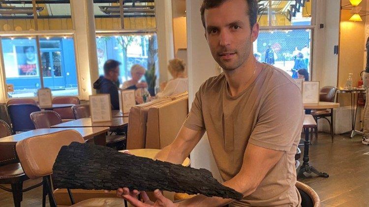 Paulas de Livronas rankose laiko Paryžiaus Dievo Motinos katedros stogo konstrukcijos medinę dalį, nukentėjusią nuo gaisro