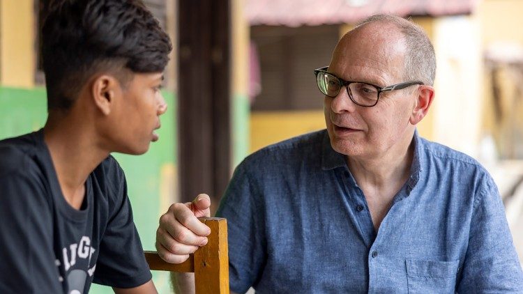 Br. Michael SJ im Gespräch mit Rohingya Flüchtlingen (Foto: Christian Ender)