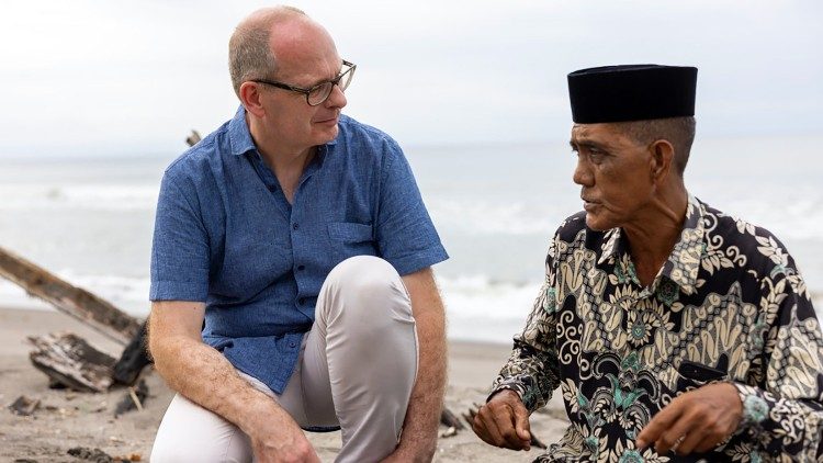 Br. Michael SJ im Gespräch mit Imam Teuku Nasir in Lampanah, Indonesien (Foto: Christian Ender)