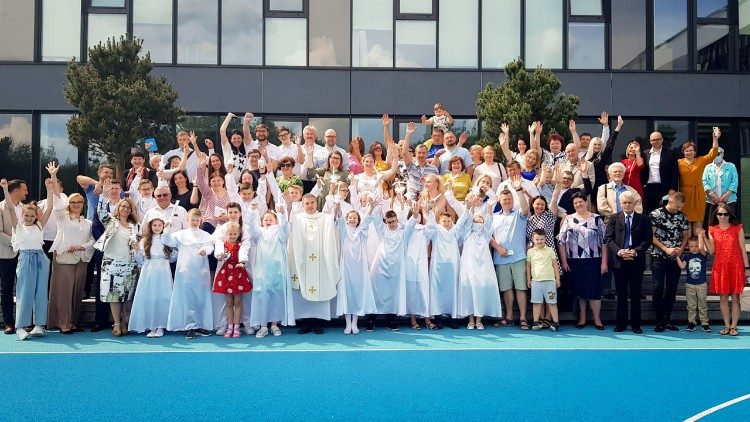 Po Pirmosios Komunijos (A. Lapėnaitės nuotrauka)