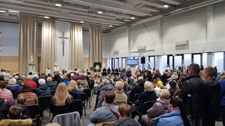 Mišios sporto salėje (A. Lapėnaitės nuotrauka)