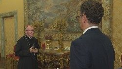 Kardynał Pietro Parolin w rozmowie z Massimiliano Menichettim