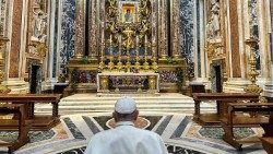 2023.09.19 Papa  Francisko mbele ya Picha ya  Salus Populi Romani kwa ajili ya Ziara yake huko Marsiglia Ufaransa 22-23 Septemba 2023.