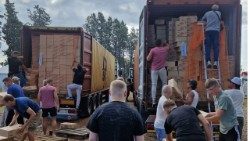 यूक्रेन के युद्ध पीड़ितों के लिए खाद्य सामग्री को ट्रक में लॉड करते हुए