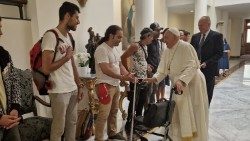 2023.08.31 Prima di andare in Mongolia Papa Francesco incontra 12 ragazzi che ieri hanno aiutato il Dicastero per la Carità nei preparativi di viveri in Ucraina