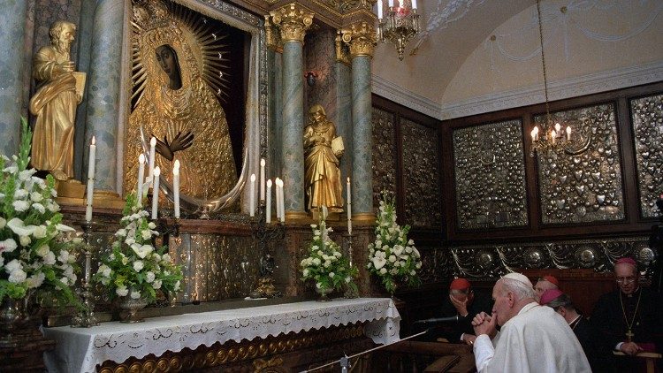 Popiežius šv. Jonas Paulius II Aušros Vartuose 1993 m. rugsėjo 4 d.