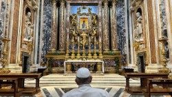 Pope Francis prays before the icon of Maria Salus Populi Romani