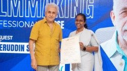 2023.09.05 सिस्टर जोसेफिना अल्बुकर्क बॉलीवुड अभिनेता नसीरुद्दीन शाह द्वारा पुरस्कार प्राप्त करतीं