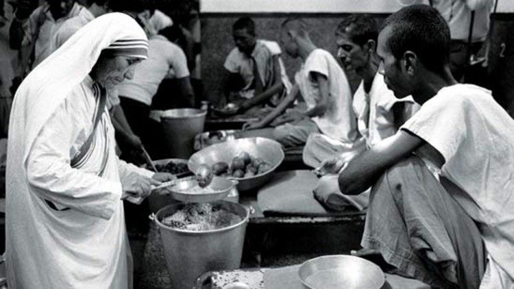 കൽക്കട്ടയിലെ വിശുദ്ധ മദർ തെരേസ പാവങ്ങളായ സഹോദരങ്ങൾക്കൊപ്പം 