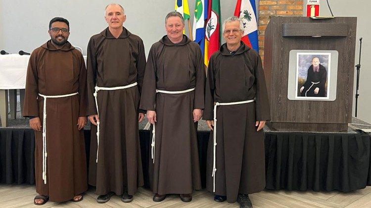 O novo conselho com Frei Álvaro Morés, ministro provincial (o terceiro da esquerda para direita)