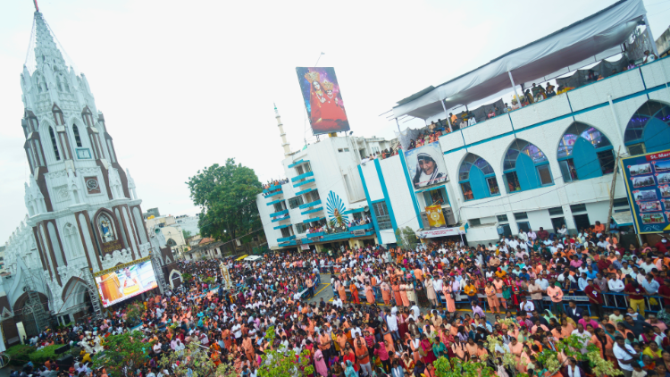 Pilgrims flock to St. Mary's Basilica in Bangalore