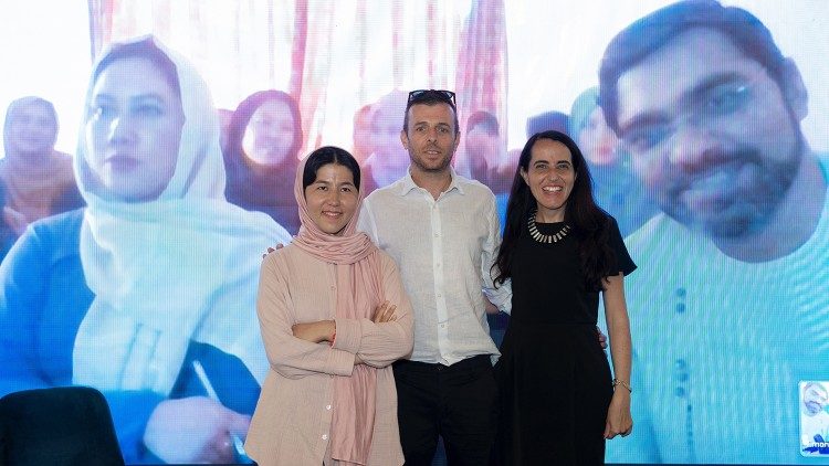 Lucia Capuzzi mit dem Regisseur Alessandro Capuzzi und Fatima Hadari, einer afghanischen Migrantin in Italien