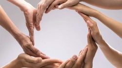 L'unione delle mani in circolo che esprime unità e responsabilità