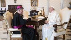Арцыбіскуп Антэ Ёзіч падчас сустрэчы з Францішкам