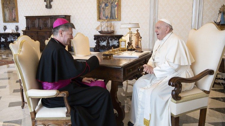 Арцыбіскуп Антэ Ёзіч падчас сустрэчы з Францішкам