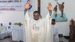 Moçambique -  Padre Inoque Samuel Posse, SJ, recém-ordenado. 