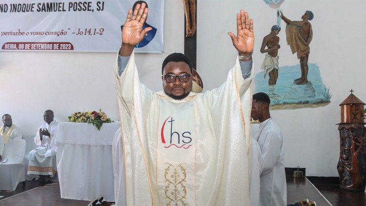Moçambique -  Padre Inoque Samuel Posse, SJ, recém-ordenado. 