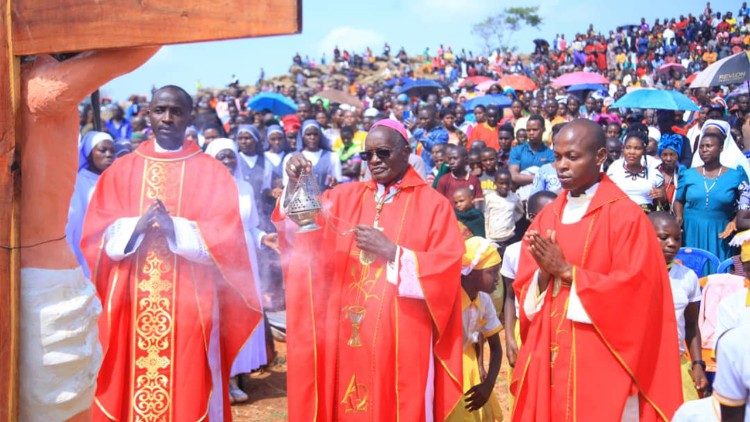 2023.09.15 Waamini Jimboni Kayanga Tanzania wafanya Siku Kuu ya Kutuka kwa Msalaba katika kituo cha Hija huko Kayungu.