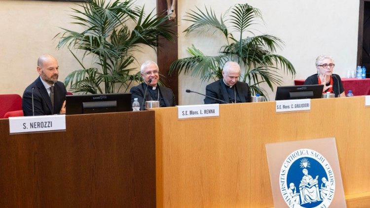 Il tavolo dei relatori alla presentazione. Primo a sinistra Sebastiano Nerozzi, prima a destra Elena Granata