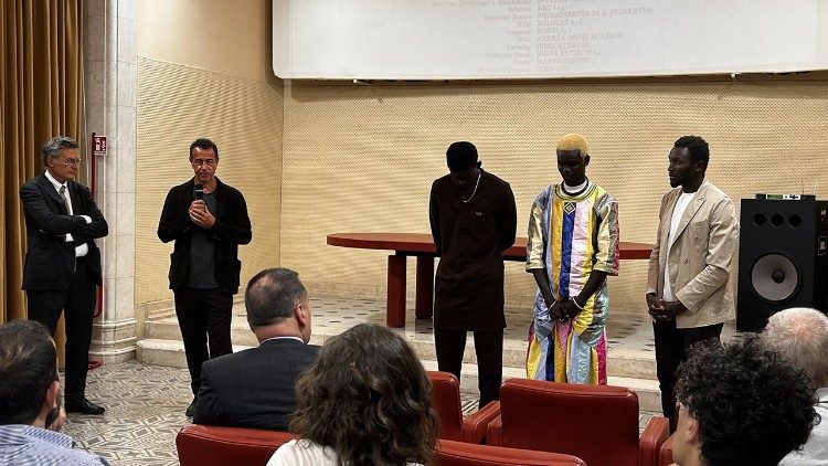 Atores durante a projeção do filme