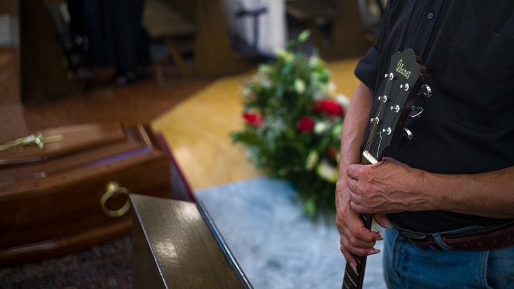 Flores e velas para Mirko