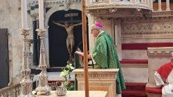 Šibenski biskup Tomislav Rogić tijekom misnoga slavlja povodom 27. obljetnice preminuča biskupa Srećka Badurine