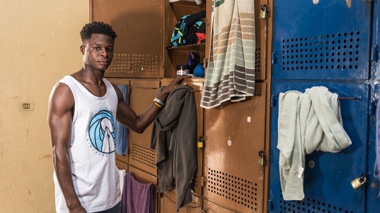 Na Costa do Marfim, John Ekow trabalhou como mecânico de automóveis. Agora, está ansioso para receber roupas adequadas que lhe permitam se sujar enquanto conserta veículos (Giovanni Culmone/Global Solidarity Fund).