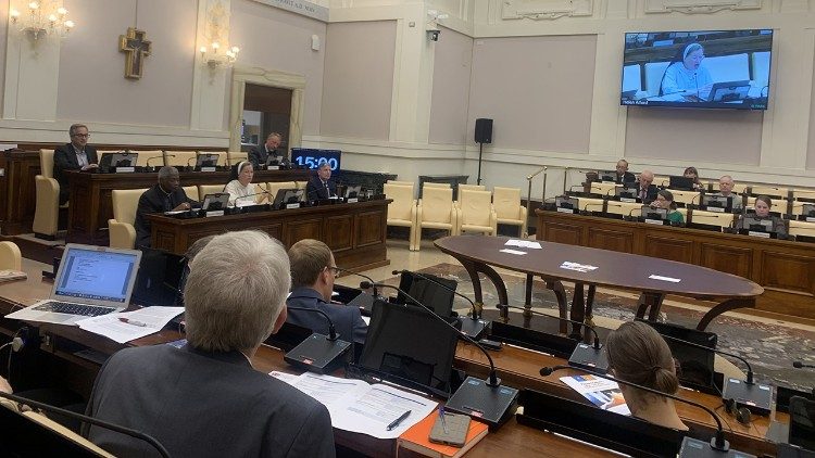 Konference pod n&aacute;zvem V&aacute;lka a jin&eacute; přek&aacute;žky m&iacute;ru se konala 19. a 20. z&aacute;ř&iacute; ve Vatik&aacute;nu.