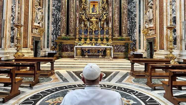 Pope Francis prays before Our Lady's icon  