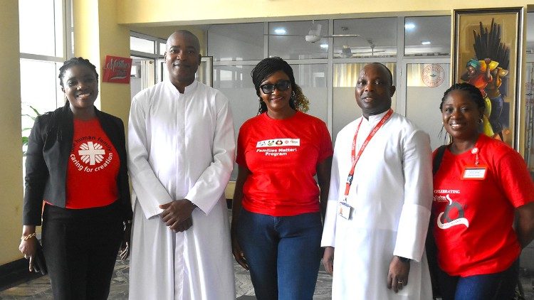 Le personnel de Caritas avec les pères Michael Banjo et Peter Babangida