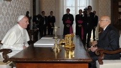 Папа падчас сустрэчы з Джорджа Напалітана. Ілюстрацыйнае фота