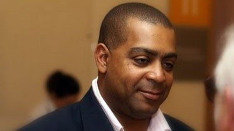 O poeta, ensaísta e editor (Rosa de Porcelana Editora), Filinto Elísio