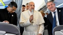 On the flight toward Marseille, the Pope thanked the journalists for their work.