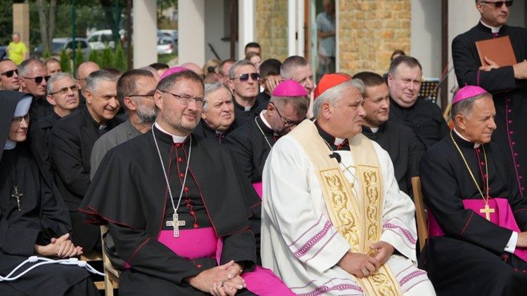 Pirmame plane: apaštalinis nuncijus arkiv. V. Kulbokas, kardinolas K. Krajewskis, Lvivo arkivyskupas M. Mokrzyckis