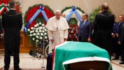 Il Papa alla camera ardente per Giorgio Napolitano