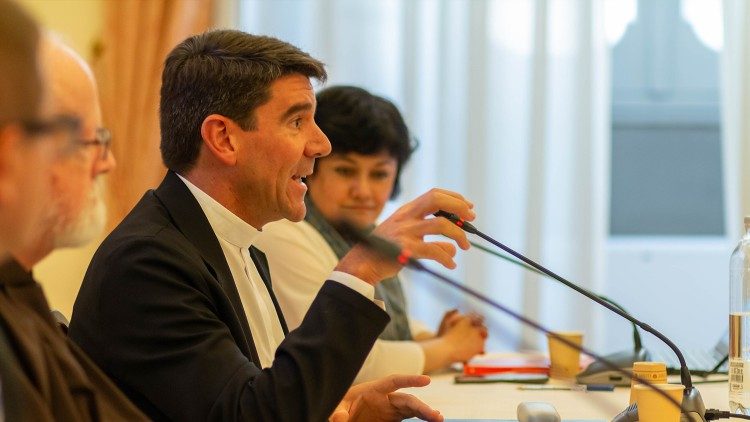 "Tiene que existir un juicio de prudencia en el gobierno de esa información que ponga las prioridades de modo que en el centro esté la persona", sostuvo el sacerdote Jordi Pujol.