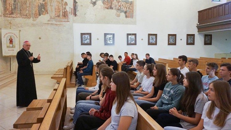 Učenici prvih razreda Katoličke gimnazije u Požegi s biskupom Škvorčevićem (Foto: Požeška biskupija)