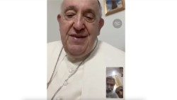 Záběr z papežova videohovoru s babičkou mons. Koovakada