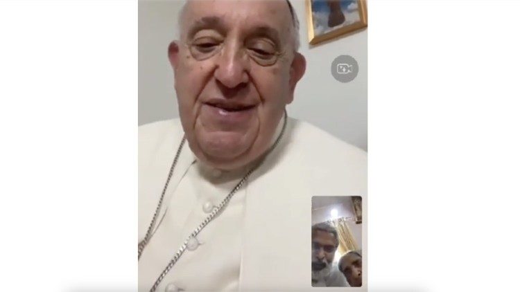 Papež Frančišek med video klicem z babico msgr. Koovakada