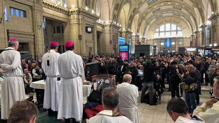 Fieles reunidos en la estación de la Plaza de la Constituciàon en solidaridad con los más vulnerables