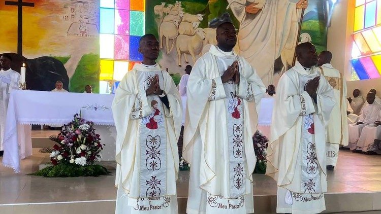 Ordenação sacerdotal de três jovens na diocese de Caxito (Angola)