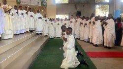Dom Maurício Camuto, Bispo de Caxito (Angola), e a ordenação sacerdotal de três novos sacerdotes na Paróquia do Bom Pastor