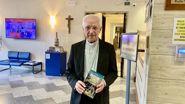 Kardin&aacute;l De Kesel při vstupu do s&iacute;dla Vatik&aacute;nsk&eacute;ho rozhlasu - Vatican News