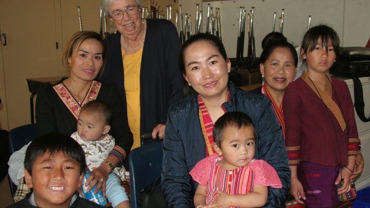 Depois da missa, a irmã Michaela conversa com todos, para tomar conhecimento do que acontece na vida dos imigrantes Khmus